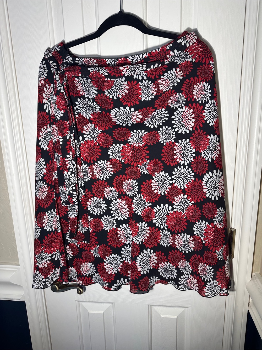 D.F.A. New York Women's A-Line Floral Skirt Size M in Black, Red & White